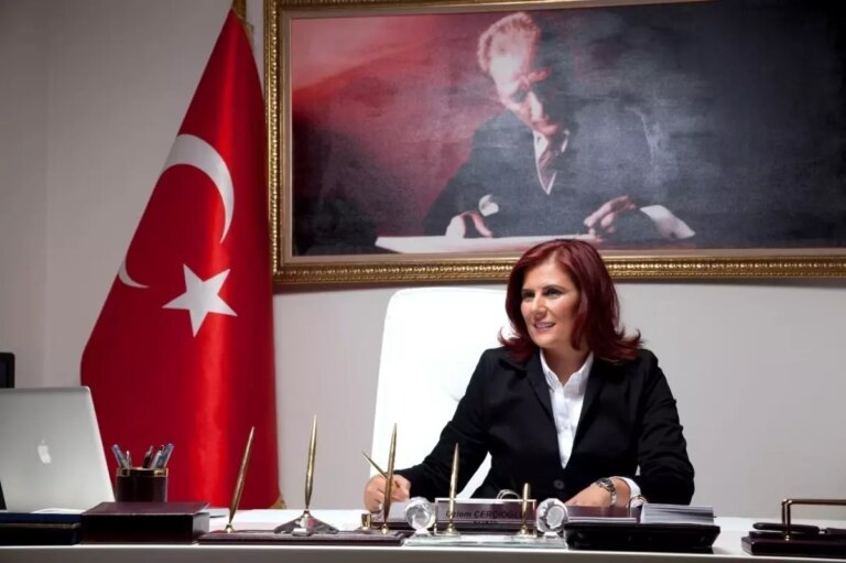 aydin-buyuksehir-belediye-baskani-ozlem-cercioglu-cumhuriyet-halk-partisinde-siyaset-yapma-imkani-kalmadigindan-ve-gordugum-luzum-uzerine-parti-DQaNjJvd.jpg