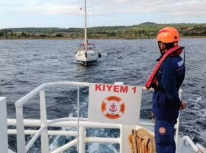 canakkalede suruklenen tekne kurtarildi J3kaLyDX.jpg